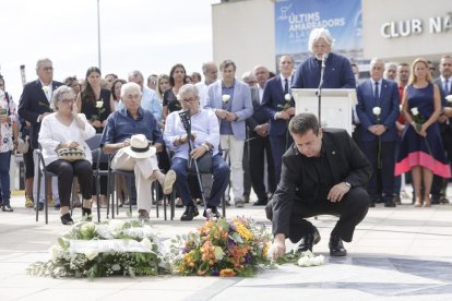 L’alcalde de Cambrils diposita unes flors davant de la mirada d’autoritats i víctimes, entre elles el viudo de l’única víctima mortal.