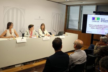 Sarai Sarroca, directora del SMC, Carmen Cabezas, secretària de Salut Pública, i Marta Cassany, directora general de Protecció Civil, durant la roda de premsa pels canvis en els avisos per calor.