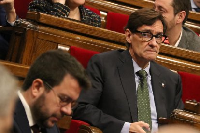 El cap de l'oposició i líder del PSC, Salvador Illa, observa el president del Govern, Pere Aragonès, durant el ple del Parlament