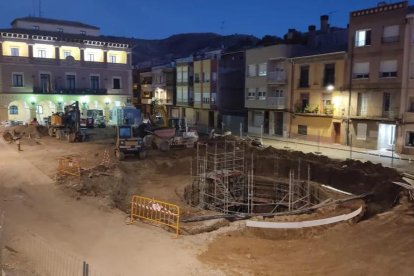 La supressió del paviment a la plaça Espanya de Fraga.