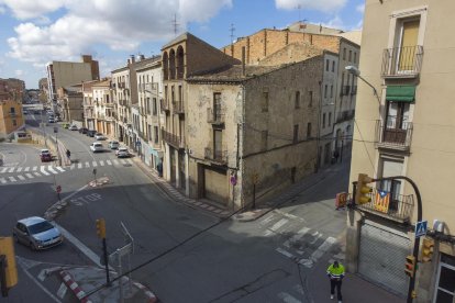 La intersecció de carrers on es preveu construir la rotonda i suprimir els semàfors.