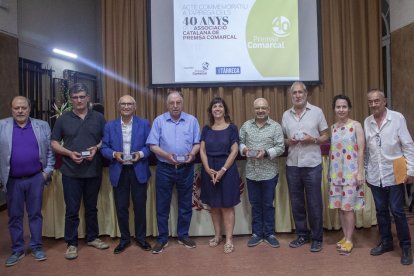 Foto de família de los homenajeados, las autoridades y representantes de Nova Tàrrega y SEGRE. 