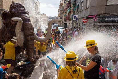 Animación ‘acuática’ con la Colla del Mamut de Viladecans.