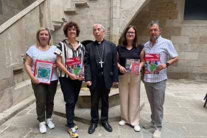 Los responsables de Cáritas Lleida, Solsona y Urgell con el obispo Salvador Jiménez en la presentación de la memoria anual de la entidad.