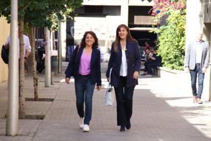 La presidenta de Junts, Laura Borràs, llegando a la sede del partido con Anna Erra.