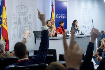 La ministra de Transport, Mobilitat i Agenda Urbana, Raquel Sánchez; la ministra de Política Territorial i portaveu del Govern espanyol, Isabel Rodríguez, i la ministra de Drets Socials i Agenda 2030, Ione Belarra, intervenen durant la roda de premsa del Consell de Ministres aquest dimarts.