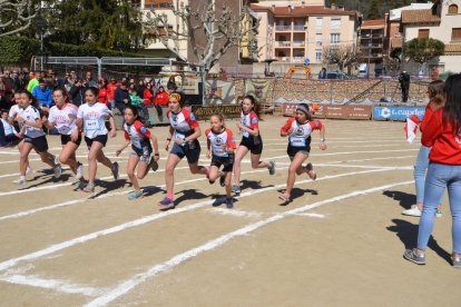 Un grupo de niñas durante una carrera correspondiente a la Olimpiada Escolar Flamicell de La Pobla.