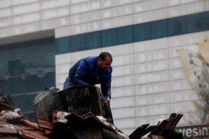 Una persona col·labora en les tasques de recerca després del terratrèmol a la frontera sud de Turquia i Síria.