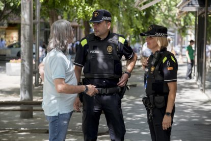 Agents de la Guàrdia Urbana visiten un comerç de la Zona Alta amb la regidora de Seguretat, Cristina Morón.