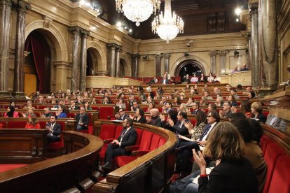 Els diputats aplaudeixen després que el ple hagi aprovat la llei que permet segregar Torà i Biosca de la Segarra i incorporar els municipis al Solsonès.