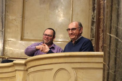 Los alcaldes de Biosca y Torá|Torà, Josep Puig y Magí Coscollola, encajando manos después de que el pleno haya aprobado la ley que permite segregar los dos municipios de la Segarra e incorporarlos al Solsonès.