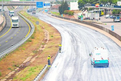 Imatge de les últimes obres per reparar el ferm de l’A-2 a Soses, a començaments del mes de juny passat.