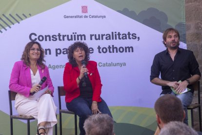 Les conselleres Vilagrà i Jordà, amb Quim Masferrer, que va conduir l’acte celebrat a Castellserà.