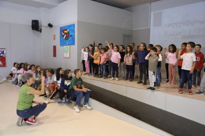 Los más pequeños de la Escola Països Catalans de Lleida interpretaron una canción recuperada en 1930.