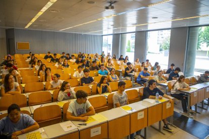 Estudiantes esperan el inicio de la selectividad ayer en el campus de Cappont de la UdL en Lleida.