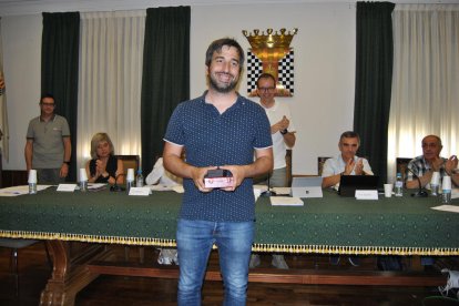 Pol Chumillas, de la CUP, tomó posesión del cargo de concejal. 