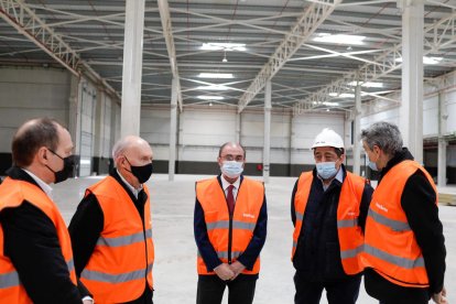 Imagen de la visita de Jaume Alsina y Javier Lambán a las instalaciones de BonÀrea en Épila.