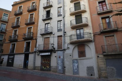 Los dos edificios están delante de uno de los accesos a los restos arqueológicos del barrio judío. 