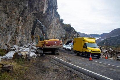 La carretera va reobrir al voltant de les 13.50 hores, amb pas alternatiu a la zona del despreniment.