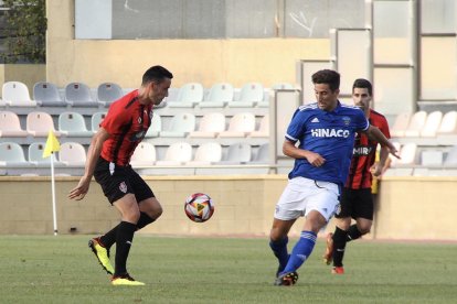 Campins pugna per una pilota amb un jugador del Reus, en una acció del partit d’ahir.