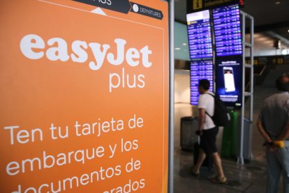 Un cartell d'Easyjet a la terminal 2c de l'aeropot del Prat en el primer dia de vaga de pilots