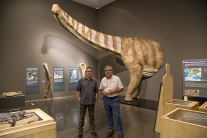 Àngel Galobart y Josep Giralt, ayer en la presentación de la muestra, delante del titanosaurio gigante.