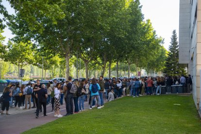 Opositors esperant a entrar a la UdL per a l’examen a l’abril.