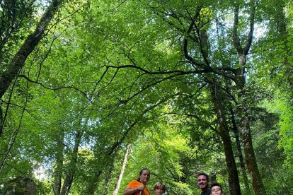 Beatriz, Lucas, Irene, Ruben y Ruben, durante sus vacaciones en el Pirineo leridano. 