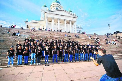 La Coral Maristes Montserrat, en una de sus actuaciones durante su estancia en la capital de Finlandia.