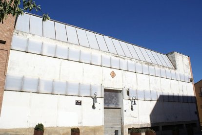 Imatge de la façana de l’antic mercat de Santa Teresa i de com es troba l’interior, que està molt degradat i ple d’escombraries.