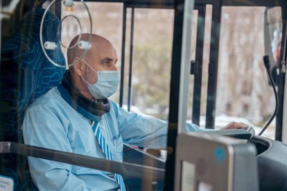 El conductor d'un autobús, amb mascareta aquest dimarts.