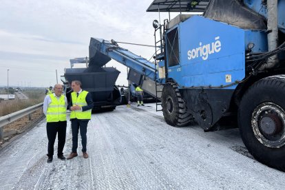 Romero i Crespín, ahir durant la visita a les obres per reparar el ferm de l’A-2 al Segrià.