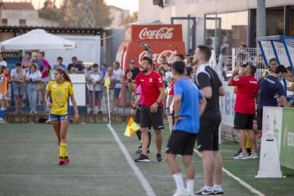 Rubén López dirigiendo al Femarguín en el Recasens, con su antecesor, Cobacho, en primer término.