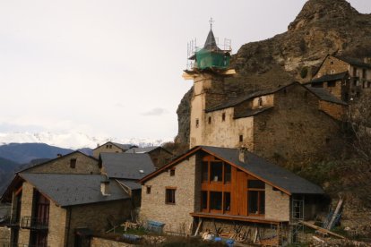 Imatge del campanar d’aquesta població del Pallars Sobirà abans de l’inici de les obres.