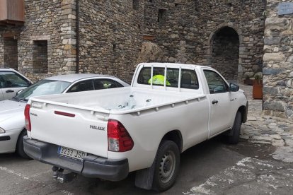 La camioneta para el reparto de garrafas de agua de boca ayer en la plaza de Boí.