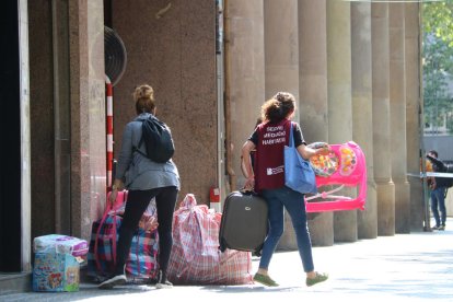 Personal del servei de mediació en habitatge ajuda una dona desnonada a Barcelona.