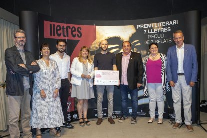 El guanyador del premi, Francesc Duch, ahir amb la consellera de Cultura i la resta d’autoritats.