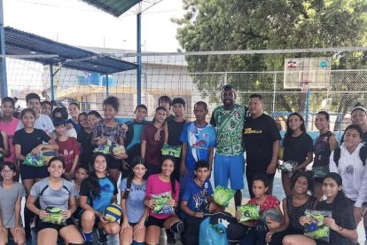 Eddy Herrera, con varios de los jugadores de la base del club Leonel Montiel, de Venezuela.