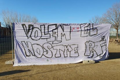 Cartel de protesta en el colegio Mestre Ignasi Peraire. 