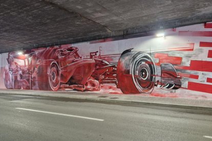 El mural decorat per la lleidatana Lily Brick en un dels túnels del Circuit de Catalunya.