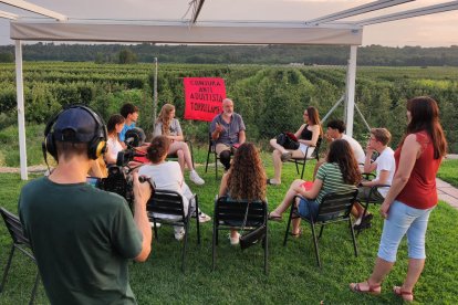 Jóvenes de Torrelameu participan en un taller socieducativo del artista Lluc Mayol 