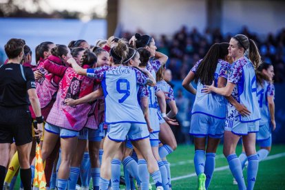 Las jugadoras, durante la celebración de uno de los cinco goles que anotaron en octavos ante Suiza.