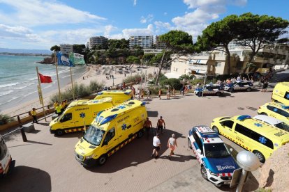 Efectivos del SEM y los Mossos desplegados el jueves en la playa dels Capellans de Salou.