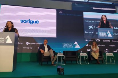 Ana Vallés, durante su intervención en la Trobada junto a Josep Ametller y Sara Werner.