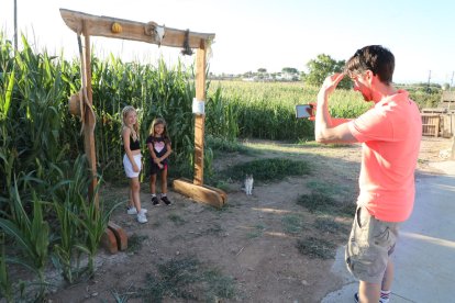 Diversas familias participaron ayer en las pruebas propuestas en el laberinto.