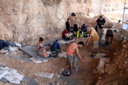 Estudiantes trabajando en el yacimiento arqueológico de la Roca dels Bous, en Sant Llorenç de Montgai.