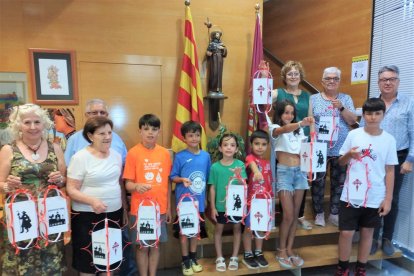 Participantes en el taller de farolillos organizado por la asociación de vecinos de Jaume I. 