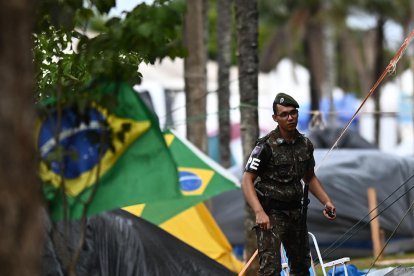 Soldados trabajaron ayer en el desmantelamiento de la acampada bolsonarista en la capital.