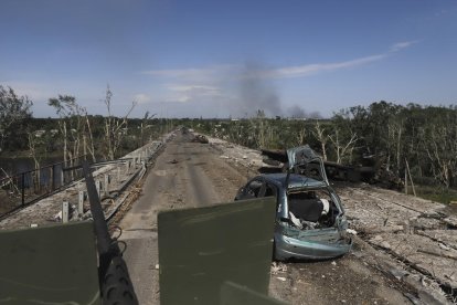 Un blindado recorre los alrededores devastados de Severodonetsk, en el este de Ucrania.