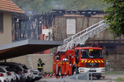 Los bomberos tratan de controlar el incendio en un albergue en el este de Francia.